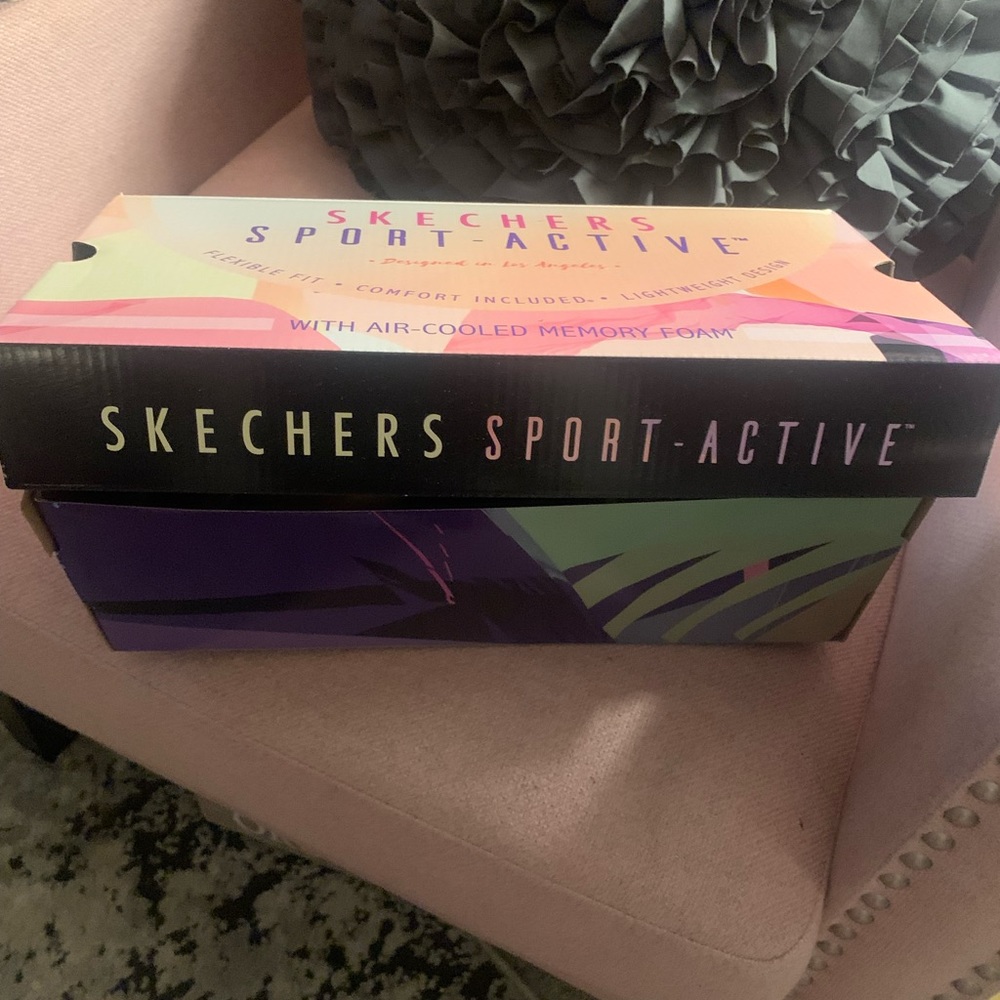 7.5 black/ white sketchers air-cool memory foam